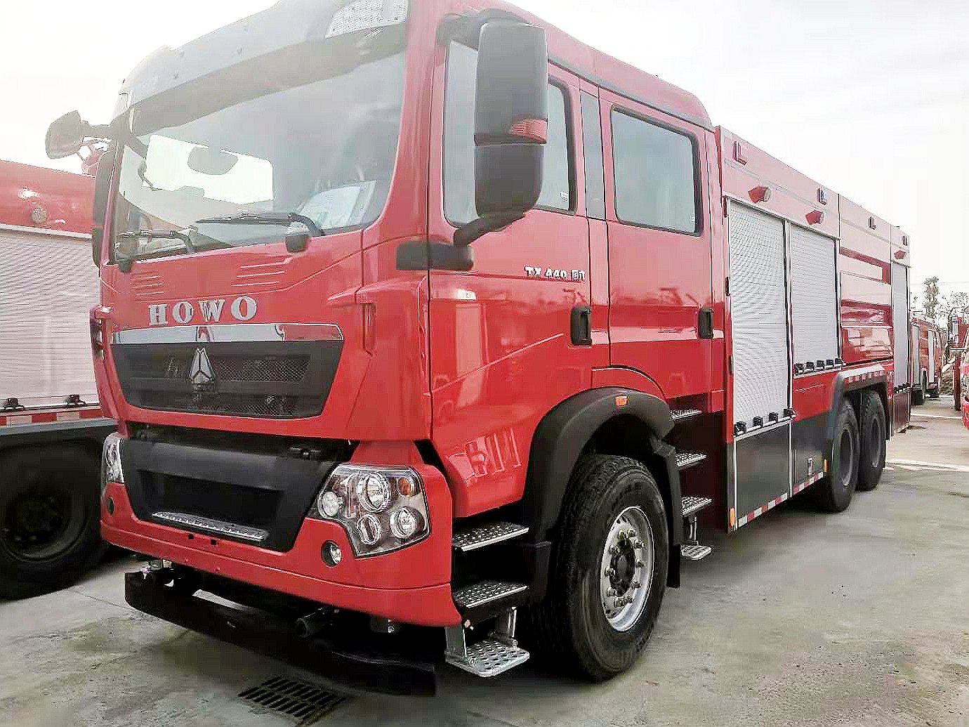 重汽豪沃11吨干粉泡沫联用消防车