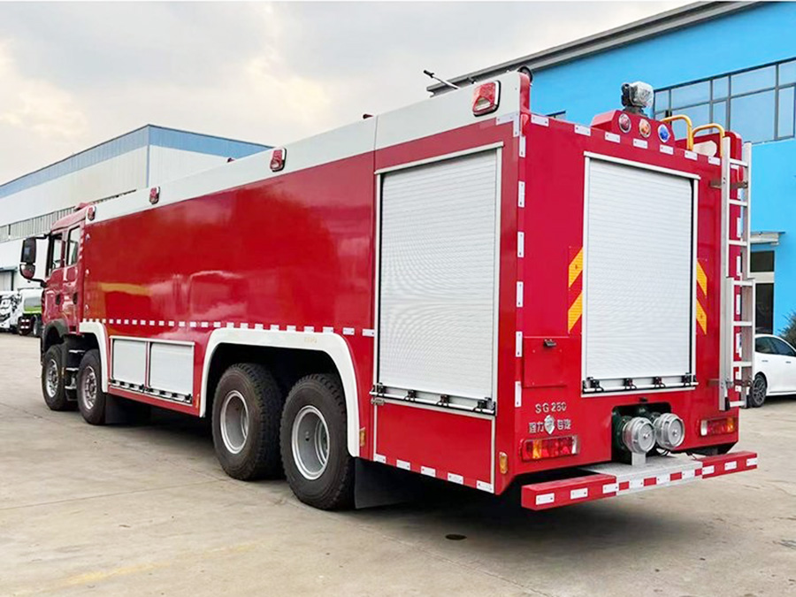 重汽豪沃25吨水罐消防车